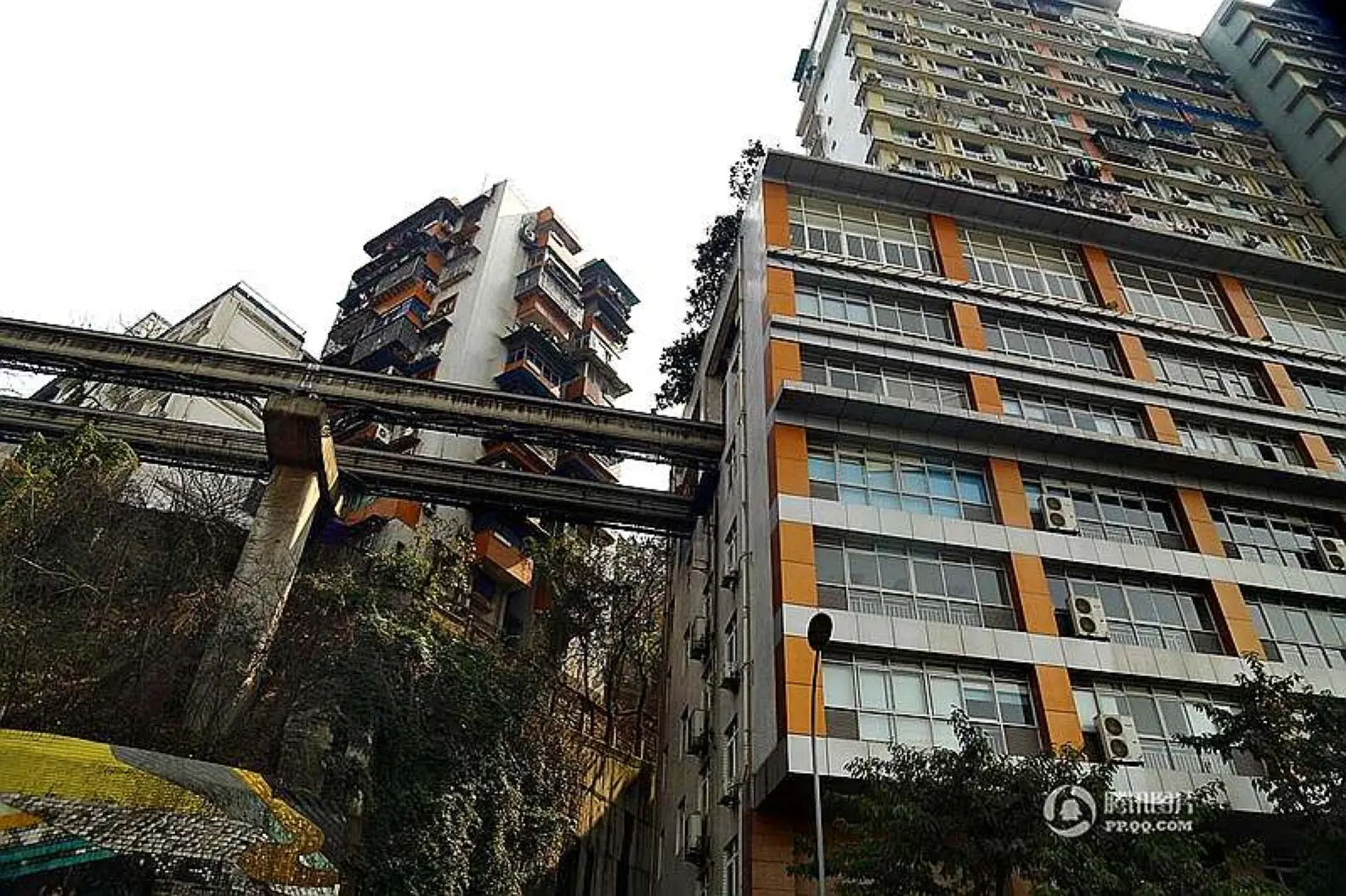 全国罕见！重庆轻轨穿楼而过：场面震撼