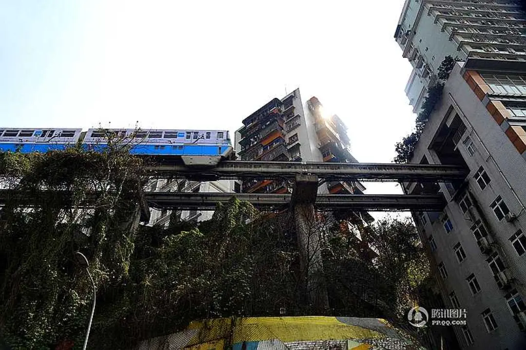 全国罕见！重庆轻轨穿楼而过：场面震撼