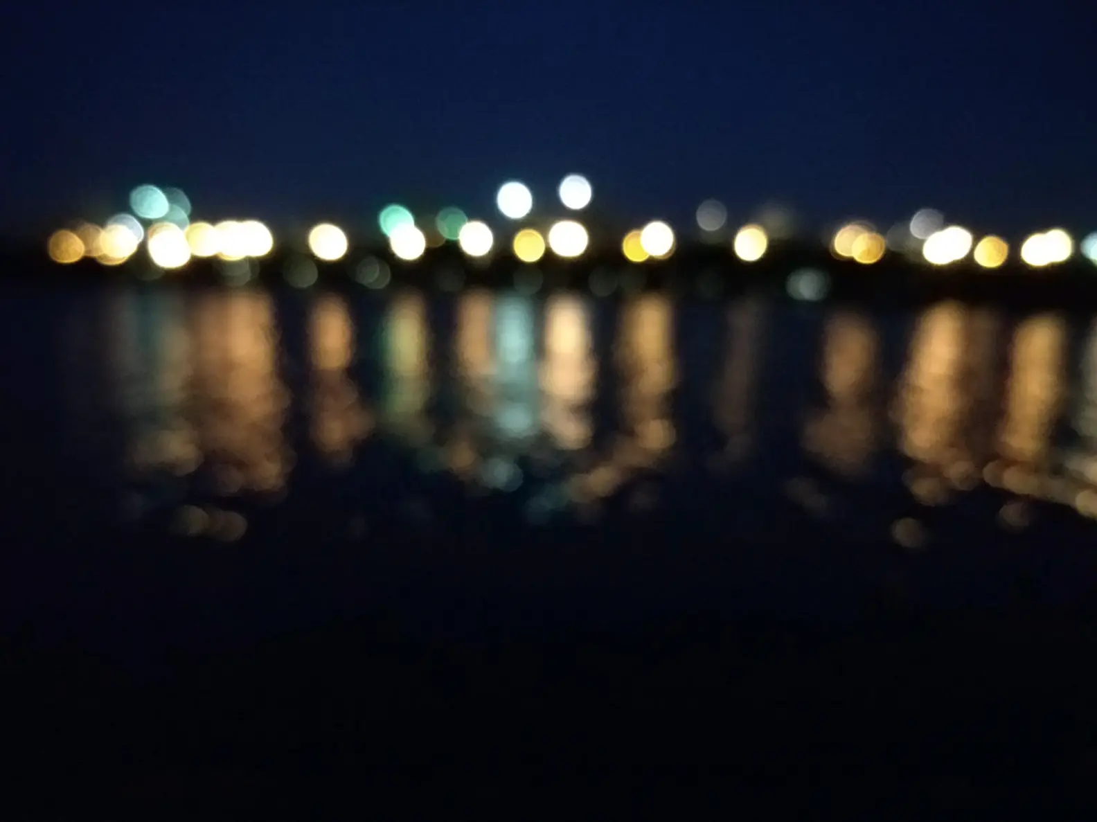 出去拍了几张夜拍，第一张拍的时间大概晚上八点半左右，周边很黑，我觉