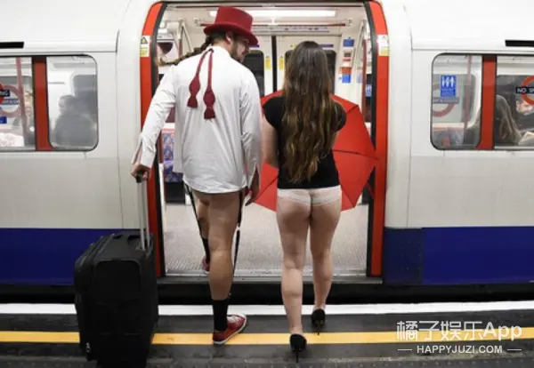 惊!地铁上10个男生当众脱裤子!!弄啥咧?