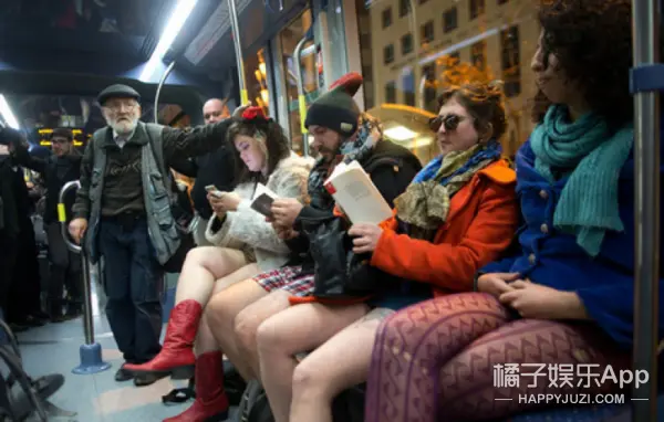 惊!地铁上10个男生当众脱裤子!!弄啥咧?