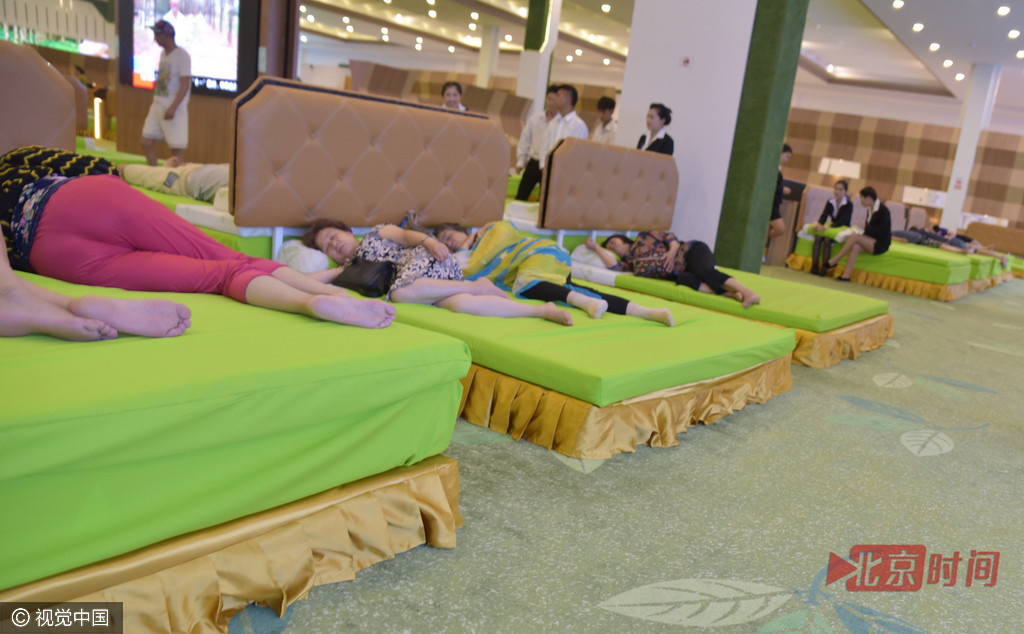 中国"蹭睡族"现身泰国 当众脱鞋睡姿百态