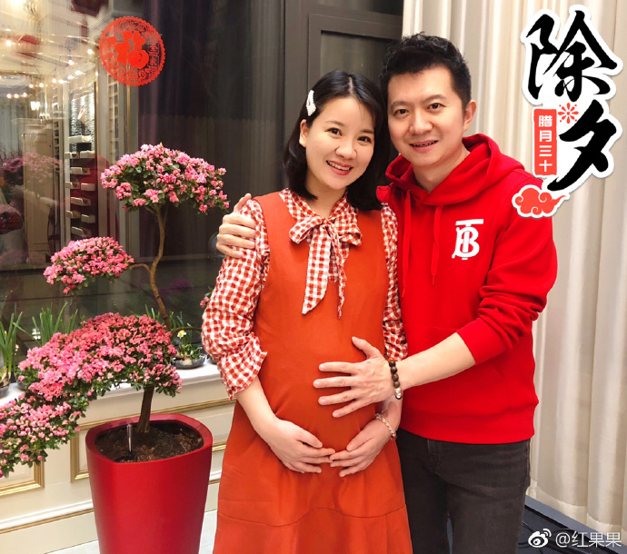 娱乐2月16日报道央视少儿频道的主持人红果果(陈苏)不久前宣布怀孕了