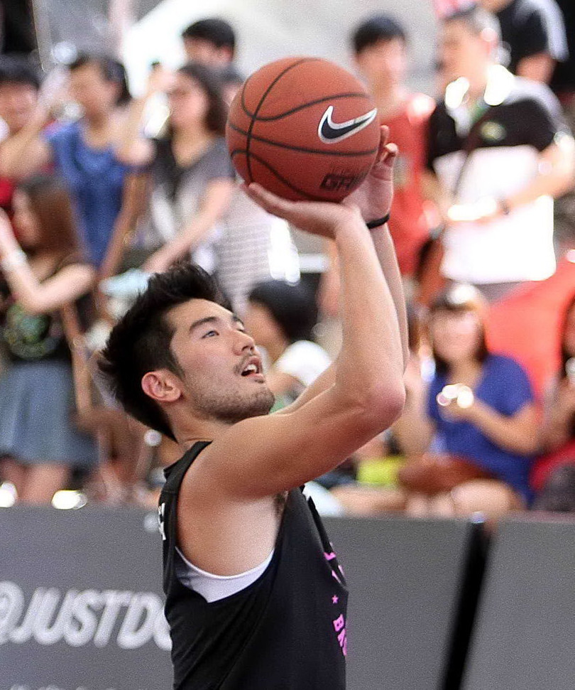 高以翔颜行书参加商业赛颜行书曾是上海男篮队员身材虽矮小王宝强也打