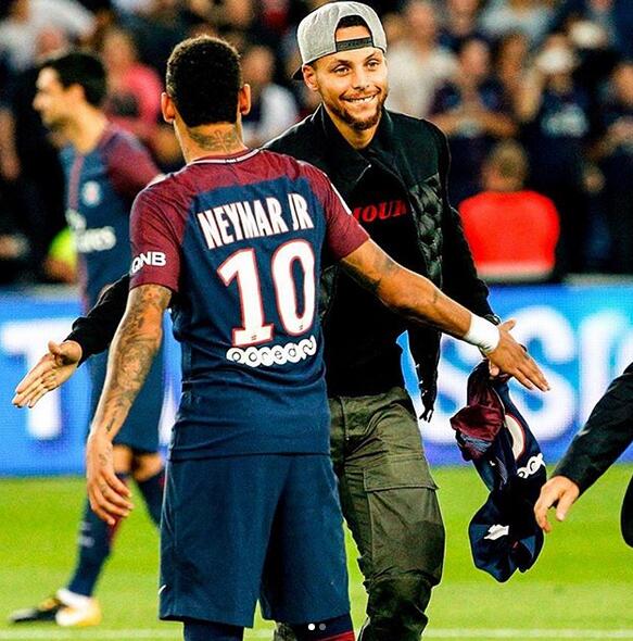 内马尔晒自己与库里的合照:偶像