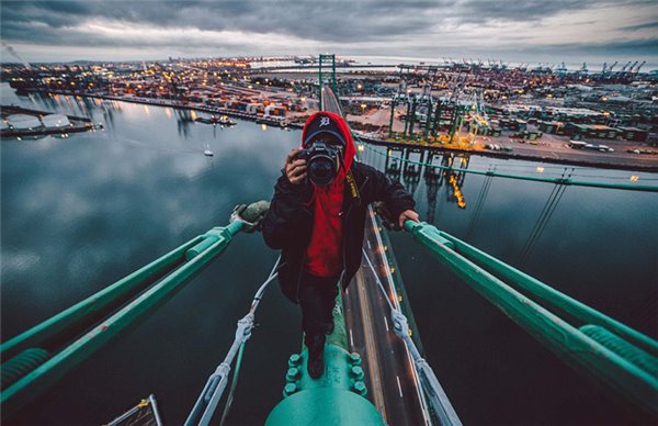 下面,就让我们跟着他的镜头,一起俯瞰世界!