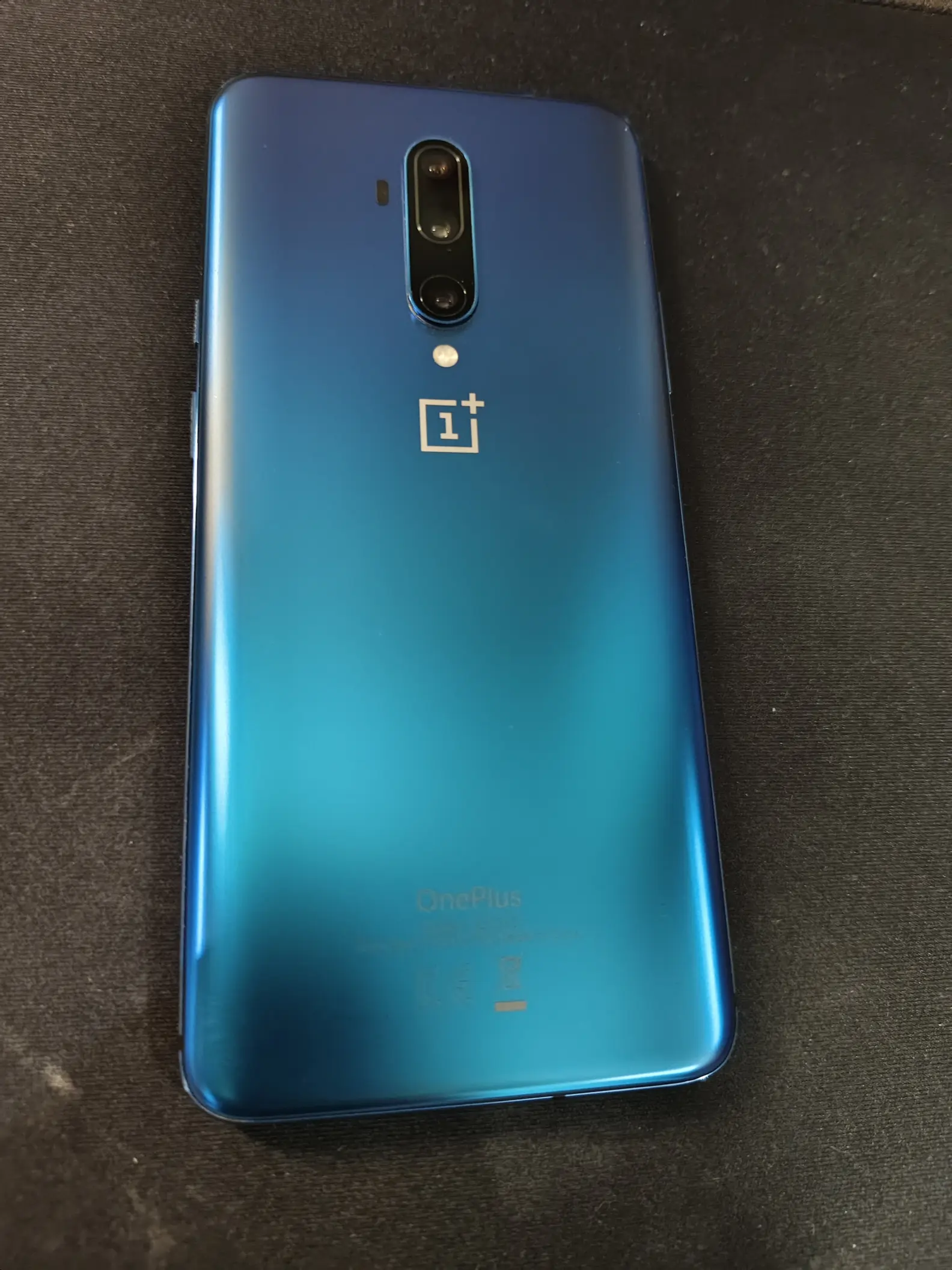 pro虽然说这款手机已经发布5年了,但是像真全面屏和升降式前置摄像头