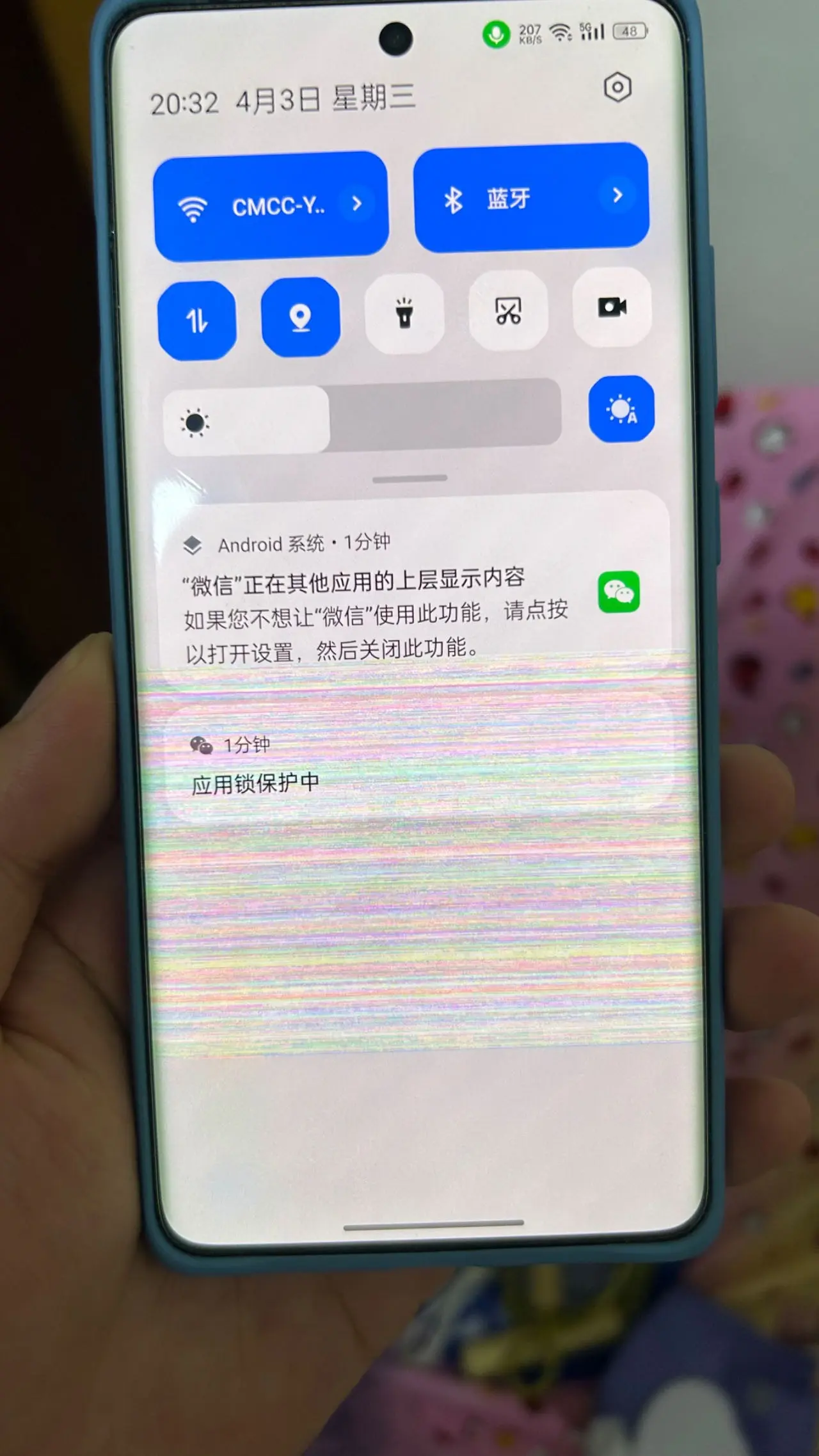 用着突然就花屏了,打开任何软件都有这个花屏,这是什么原因,关机重启